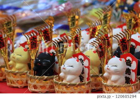 酉の市 縁起物の熊手 縁起熊手を飾る屋台 酉の市 縁起物の熊手 縁起熊手を飾る屋台 120685294