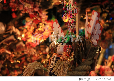 酉の市 縁起物の熊手 縁起熊手を飾る屋台 酉の市 縁起物の熊手 縁起熊手を飾る屋台 120685298