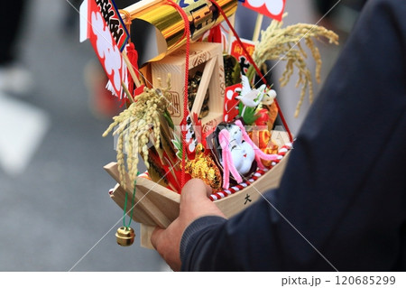 酉の市 縁起物の熊手 縁起熊手を飾る屋台 酉の市 縁起物の熊手 縁起熊手を飾る屋台 120685299