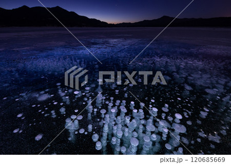 真冬の北海道糠平湖で見られるアイスバブル 120685669