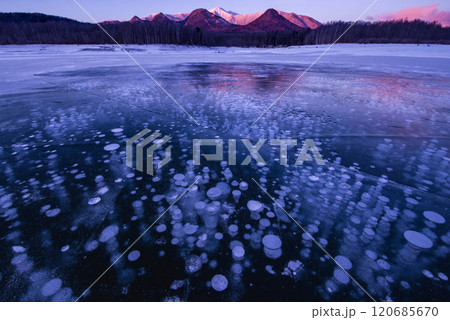真冬の北海道糠平湖で見られるアイスバブル 真冬の北海道糠平湖で見られるアイスバブル 120685670