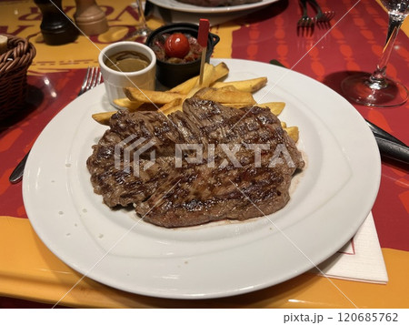 ステーキとフレンチフライ ステーキとフレンチフライ 120685762