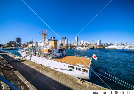 日本の横浜都市景観　横浜大さん橋に接岸した航海練習船「大成丸」やみなとみらいの街などを望む＝28日 120686111