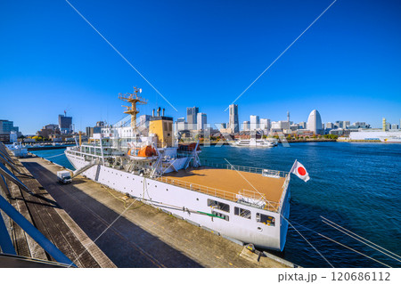 日本の横浜都市景観　横浜大さん橋に接岸した航海練習船「大成丸」やみなとみらいの街などを望む＝28日 120686112