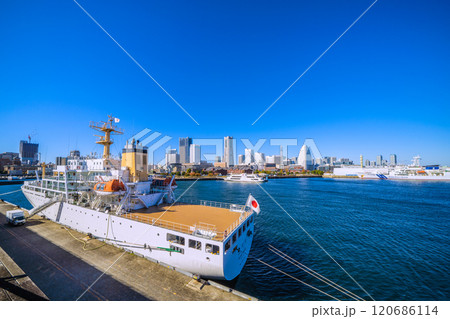 日本の横浜都市景観　横浜大さん橋に接岸した航海練習船「大成丸」やみなとみらいの街などを望む＝28日 120686114