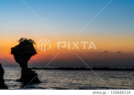 りんご岩（傘岩）の日没後夕焼け　柿泊海岸　ながさきサンセットロード　【長崎市】 120686116