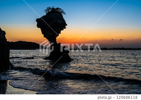 りんご岩（傘岩）の日没後夕焼け　柿泊海岸　ながさきサンセットロード　【長崎市】 120686118