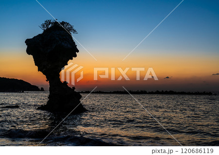 りんご岩（傘岩）の日没後夕焼け　柿泊海岸　ながさきサンセットロード　【長崎市】 120686119