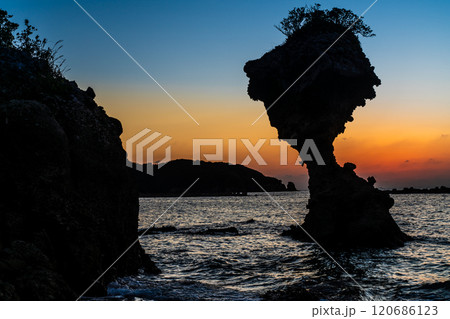 りんご岩（傘岩）の日没後夕焼け　柿泊海岸　ながさきサンセットロード　【長崎市】 120686123