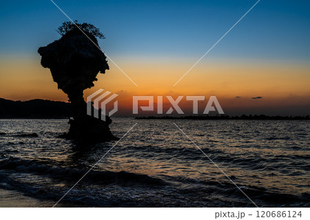 りんご岩（傘岩）の日没後夕焼け　柿泊海岸　ながさきサンセットロード　【長崎市】 120686124