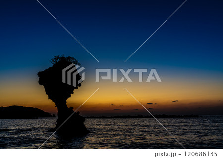 りんご岩（傘岩）の日没後夕焼け　柿泊海岸　ながさきサンセットロード　【長崎市】 120686135