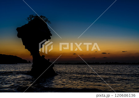 りんご岩（傘岩）の日没後夕焼け　柿泊海岸　ながさきサンセットロード　【長崎市】 120686136