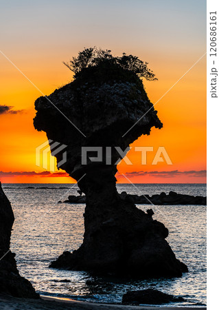 りんご岩（傘岩）の日没後夕焼け　柿泊海岸　ながさきサンセットロード　【長崎市】 120686161