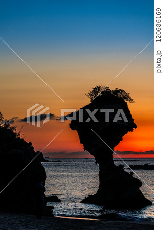りんご岩(傘岩)の日没後夕焼け 柿泊海岸 ながさきサンセットロード 【長崎市】 りんご岩(傘岩)の日没後夕焼け 柿泊海岸 ながさきサンセットロード 【長崎市】 120686169