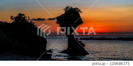 りんご岩(傘岩)の日没後夕焼け 柿泊海岸 ながさきサンセットロード パノラマ 【長崎市】 りんご岩(傘岩)の日没後夕焼け 柿泊海岸 ながさきサンセットロード パノラマ 【長崎市】 120686175