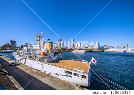 日本の横浜都市景観 横浜大さん橋に接岸した航海練習船「大成丸」やみなとみらいの街などを望む=28日 日本の横浜都市景観 横浜大さん橋に接岸した航海練習船「大成丸」やみなとみらいの街などを望む=28日 120686357