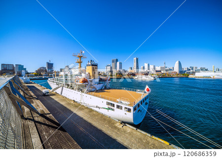 日本の横浜都市景観　横浜大さん橋に接岸した航海練習船「大成丸」やみなとみらいの街などを望む＝28日 120686359