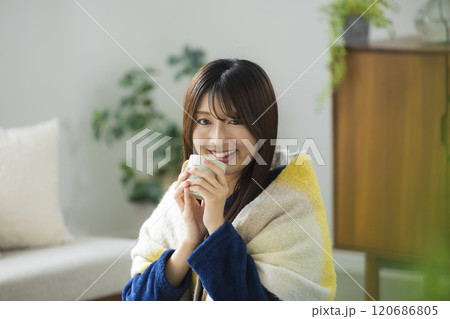 部屋でくつろぐ若い女性　 　  120686805