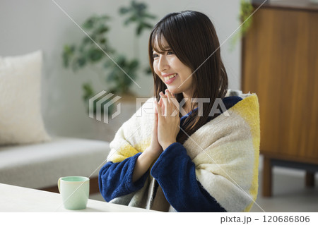 部屋でくつろぐ若い女性　 　  120686806