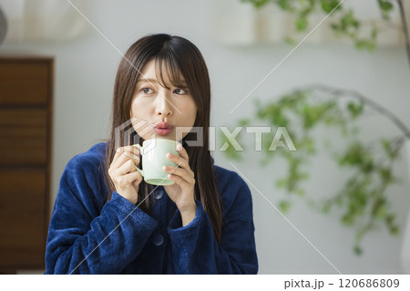 部屋でくつろぐ若い女性 部屋でくつろぐ若い女性 120686809