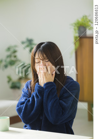部屋でくつろぐ若い女性 部屋でくつろぐ若い女性 120686813