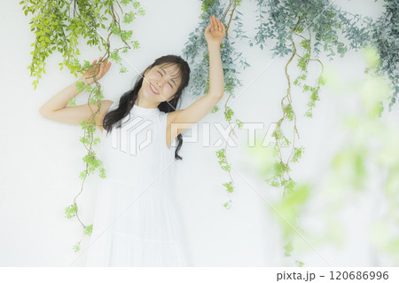 グリーンウォールのと女性　 120686996