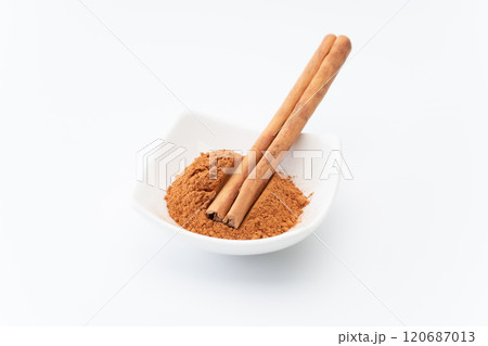 シナモンパウダーとシナモンスティック 120687013