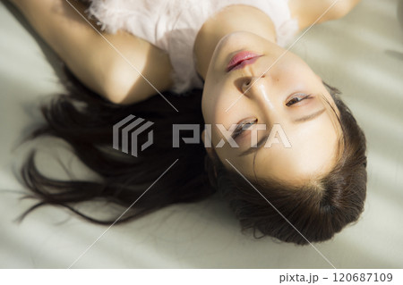 美しい女性のポートレート　 120687109