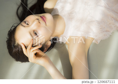 美しい女性のポートレート　 120687111