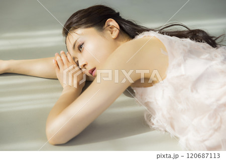 美しい女性のポートレート　 120687113