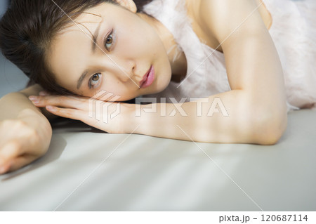 美しい女性のポートレート　 120687114