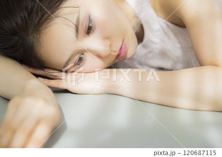 美しい女性のポートレート　 120687115