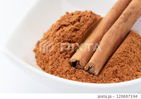 シナモンパウダーとシナモンスティックのクローズアップ 120687194