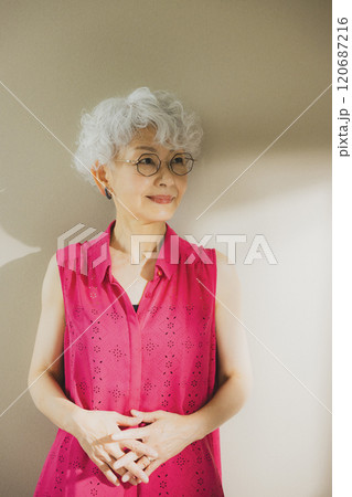 シルバーヘアの女性 120687216