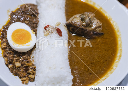 茹で卵の乗った薬膳カレーとキーマカレーライス 120687581