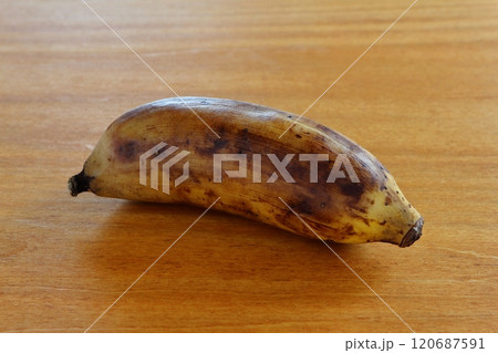 テーブルに置かれた黒ずんだバナナ 120687591
