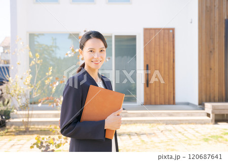 家の前に立つ不動産販売スタッフ 家の前に立つ不動産販売スタッフ 120687641