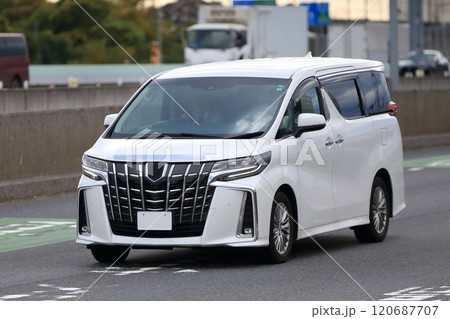 白いミニバン イメージ 白いミニバン イメージ 120687707