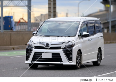 白いミニバン イメージ 白いミニバン イメージ 120687708
