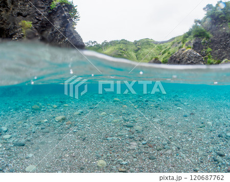 美しいヒリゾ浜の海の半水面撮影。  静岡県伊豆半島賀茂郡南伊豆町中木ヒリゾ浜2024年 120687762
