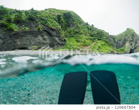 美しいヒリゾ浜の海の半水面撮影。 私の足ヒレ。 静岡県伊豆半島賀茂郡南伊豆町中木ヒリゾ浜2024年 120687804