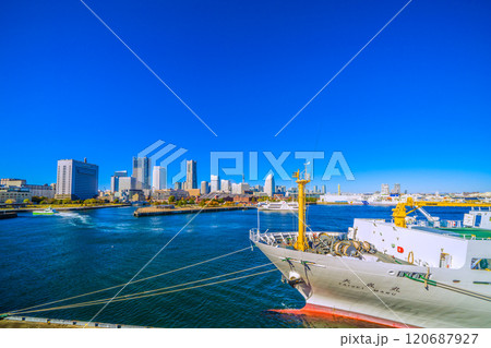 日本の横浜都市景観 富士山やみなとみらいの街、大さん橋に接岸した航海練習船・大成丸などを望む=28日 日本の横浜都市景観 富士山やみなとみらいの街、大さん橋に接岸した航海練習船・大成丸などを望む=28日 120687927