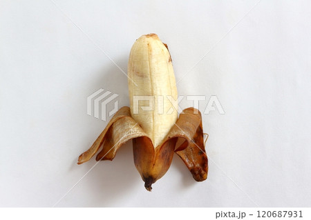 置かれた剥いたバナナ 120687931