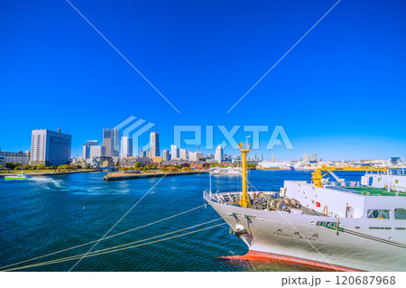 日本の横浜都市景観 富士山やみなとみらいの街、大さん橋に接岸した航海練習船・大成丸などを望む=28日 日本の横浜都市景観 富士山やみなとみらいの街、大さん橋に接岸した航海練習船・大成丸などを望む=28日 120687968