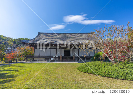 秋の京都 紅葉に包まれた勧修寺 宸殿 秋の京都 紅葉に包まれた勧修寺 宸殿 120688019