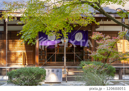 秋の京都 紅葉に包まれた勧修寺 本堂 秋の京都 紅葉に包まれた勧修寺 本堂 120688051