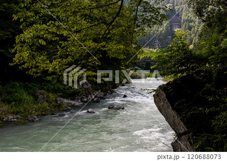 新緑に映える御嶽渓谷 120688073