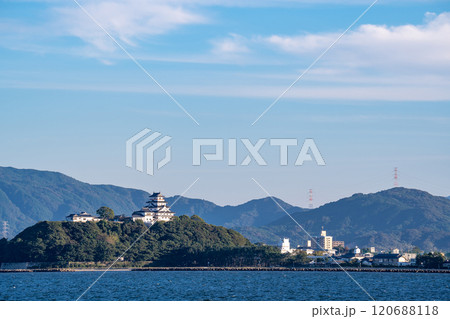 佐賀県唐津市 海から見る秋の唐津城 佐賀県唐津市 海から見る秋の唐津城 120688118