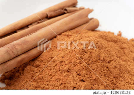 シナモンパウダーとシナモンスティックのクローズアップ 120688128
