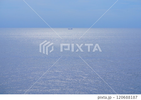 白浜三段壁から見る水平線3 120688187